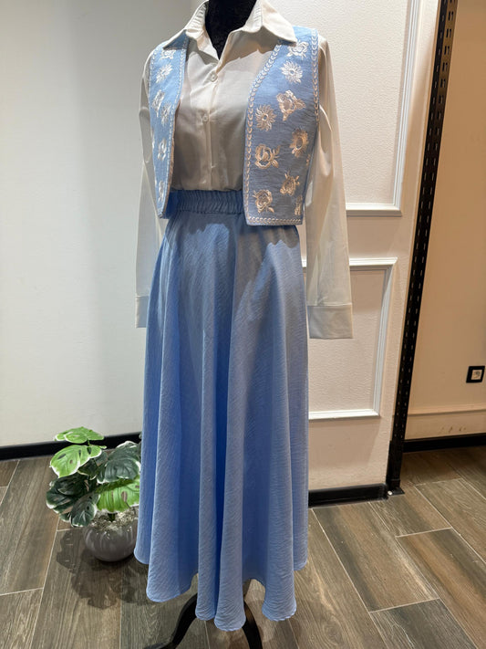 Ensemble Bleu Ciel en lin – Gilet Brodé & Jupe Fluide