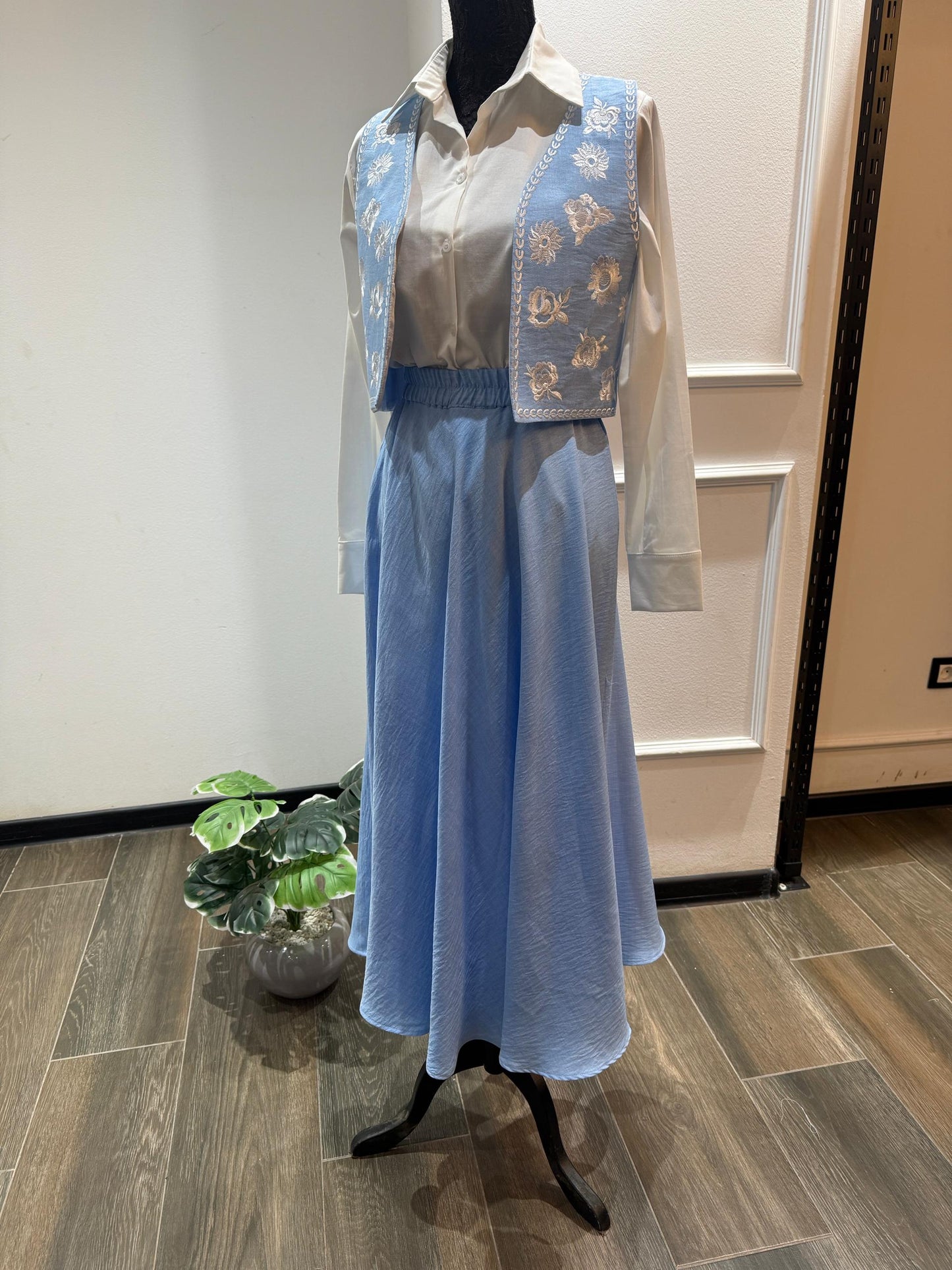 Ensemble Bleu Ciel en lin – Gilet Brodé & Jupe Fluide