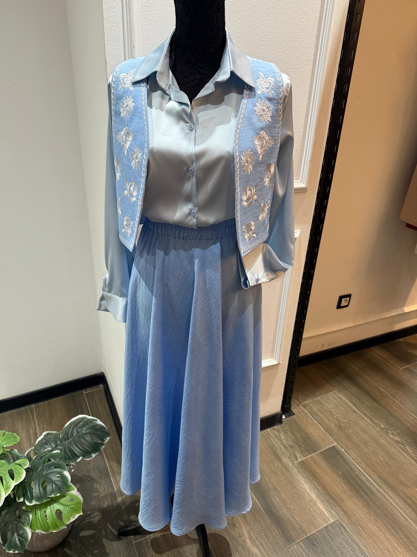 Ensemble Bleu Ciel en lin – Gilet Brodé & Jupe Fluide