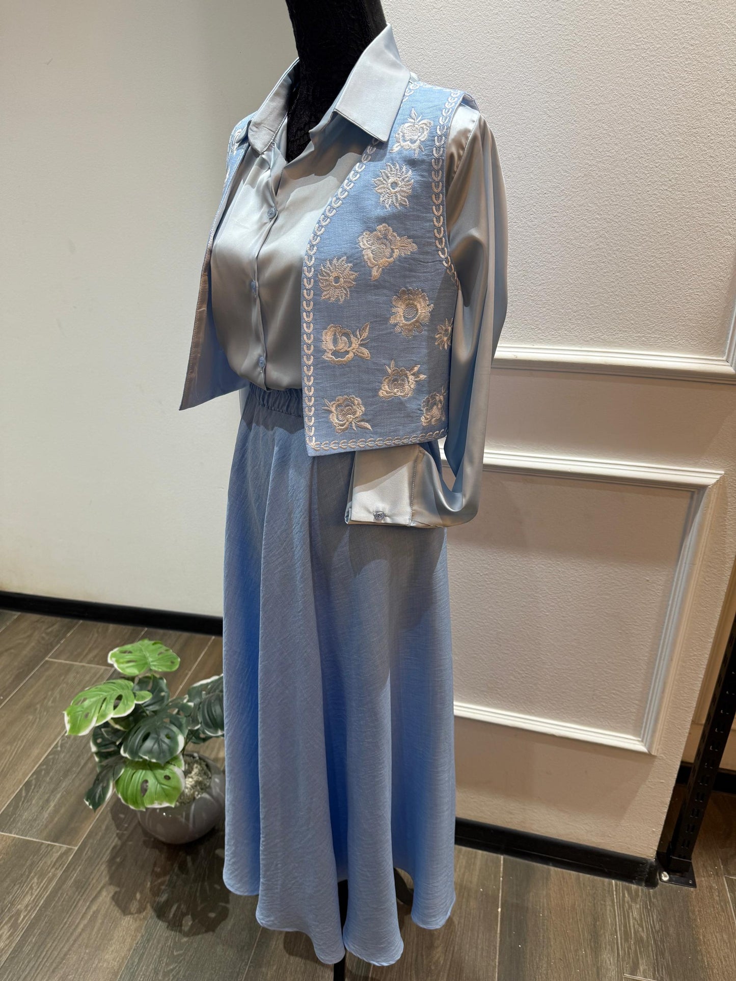 Ensemble Bleu Ciel en lin – Gilet Brodé & Jupe Fluide