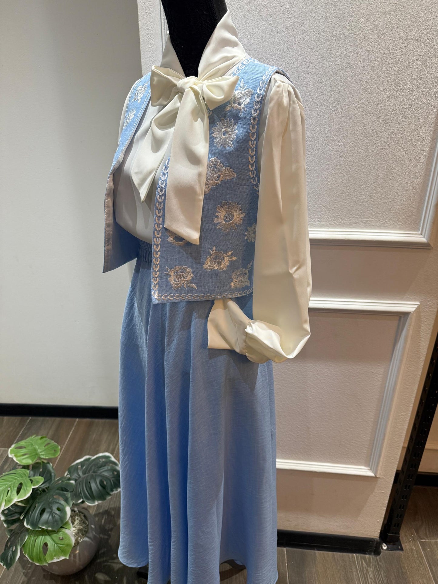 Ensemble Bleu Ciel en lin – Gilet Brodé & Jupe Fluide