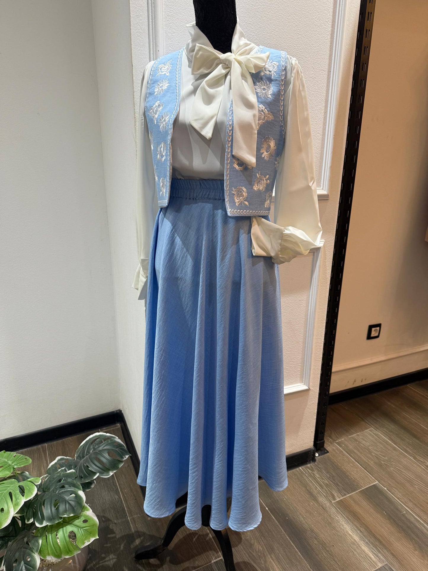 Ensemble Bleu Ciel en lin – Gilet Brodé & Jupe Fluide