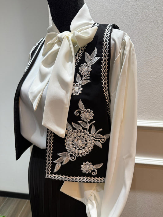 Ensemble Noir Chic – Gilet brodé + Jupe plissée