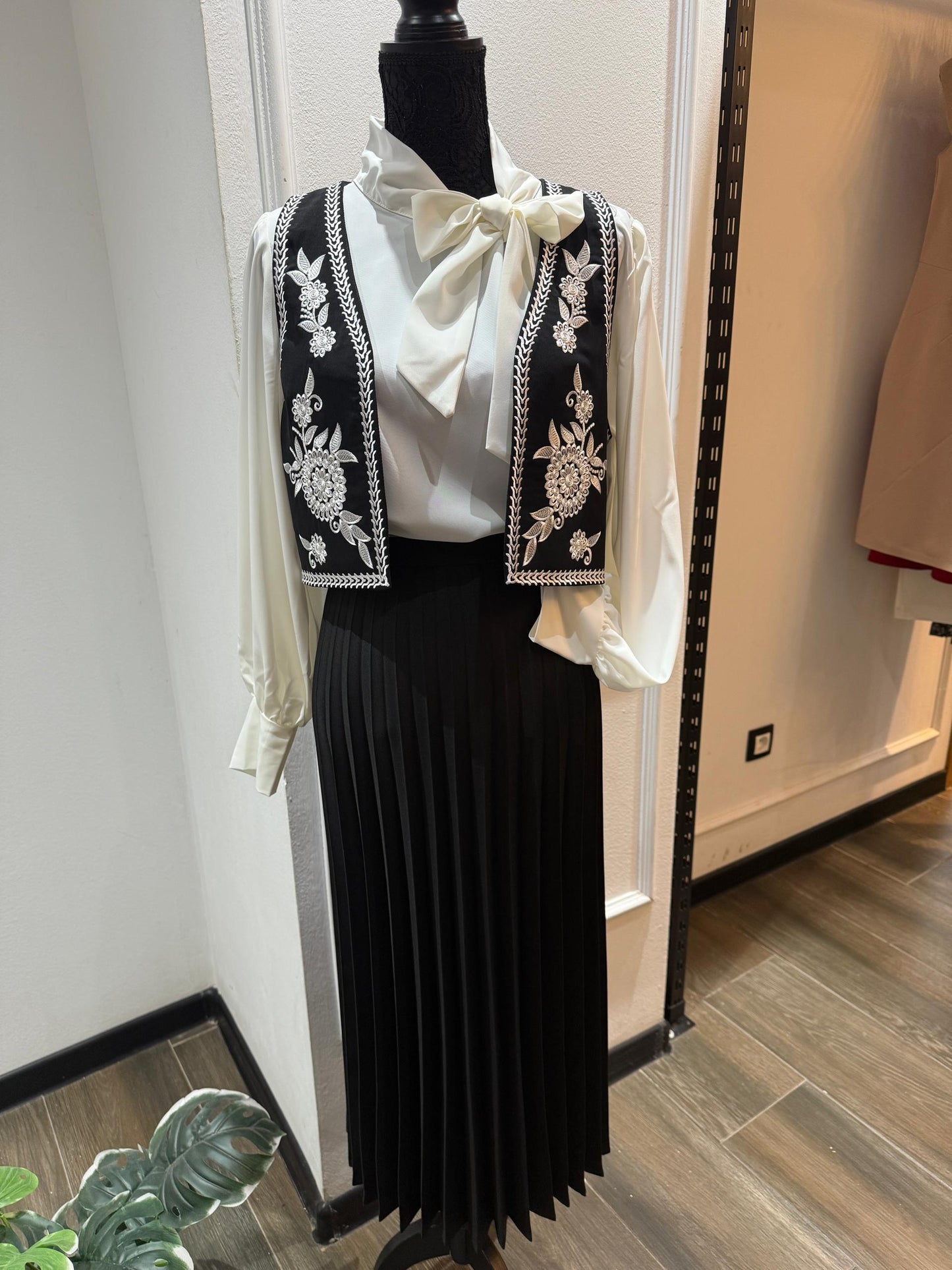 Ensemble Noir Chic – Gilet brodé + Jupe plissée