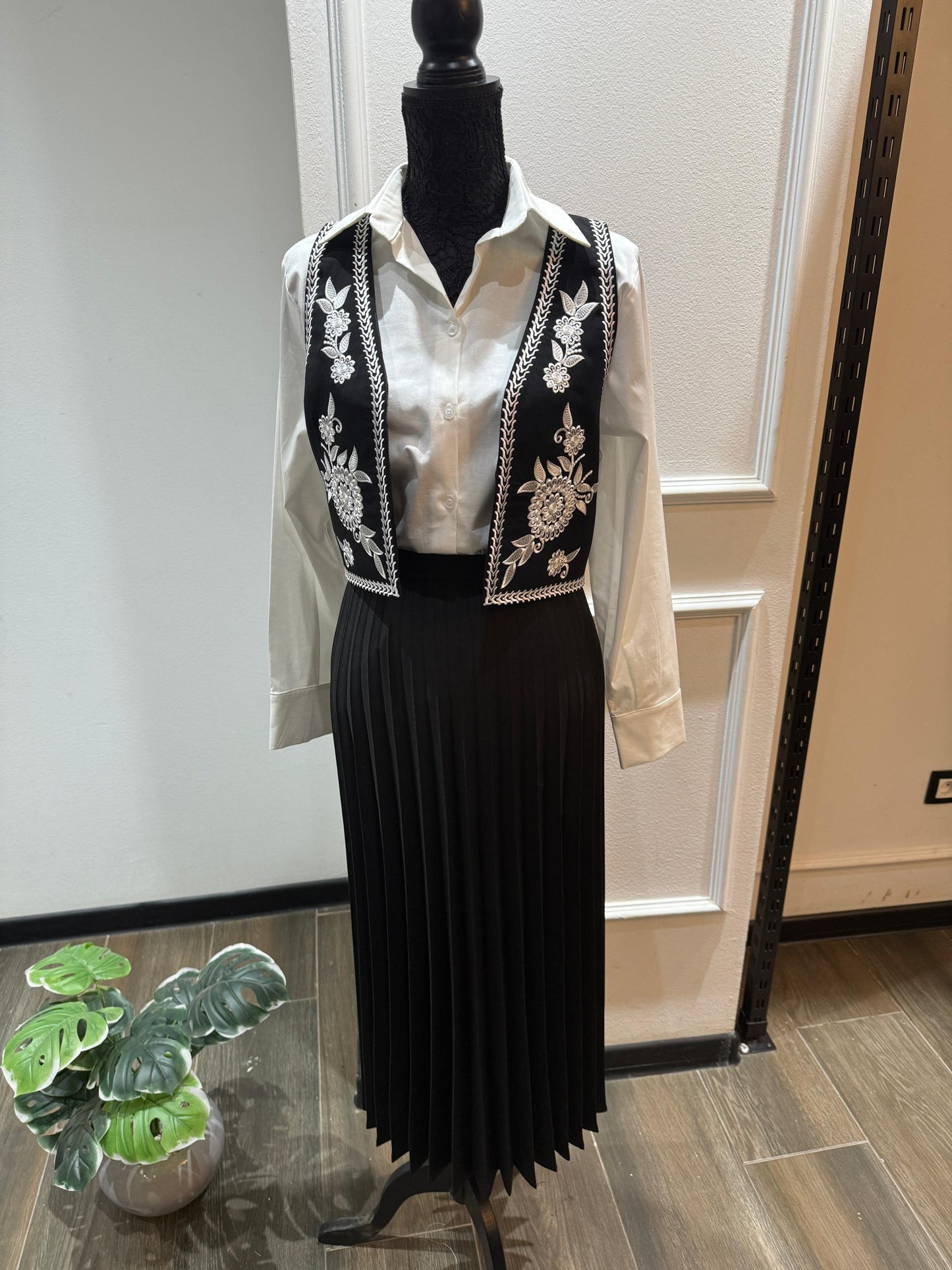 Ensemble Noir Chic – Gilet brodé + Jupe plissée